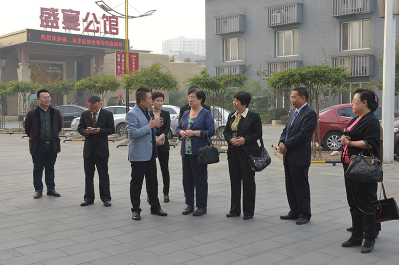 在保定市协会的带领下考察保定金筷子